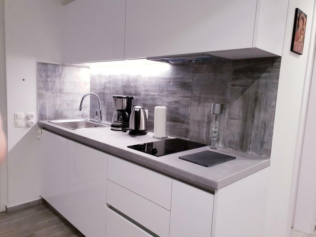 Beautiful Brand New Apartment Seaside Атина Екстериор снимка